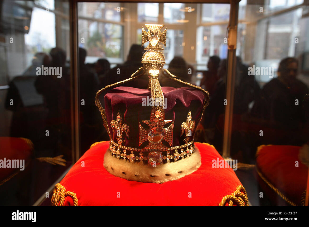 Diamond cutters in Amsterdam`s diamond blocks a replica of the Dutch crown,with the worlds largest diamond Stock Photo